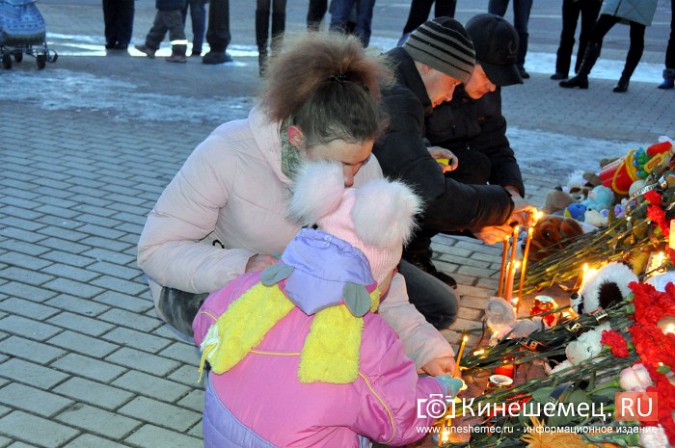 Жители Кинешмы несут на центральную площадь цветы и игрушки в память о трагедии в Кемерове фото 8