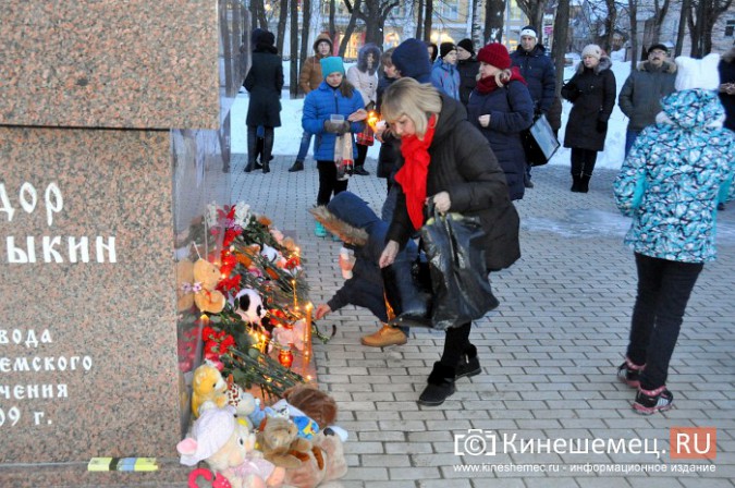 Жители Кинешмы несут на центральную площадь цветы и игрушки в память о трагедии в Кемерове фото 4