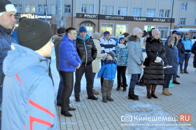 Жители Кинешмы несут на центральную площадь цветы и игрушки в память о трагедии в Кемерове фото 6