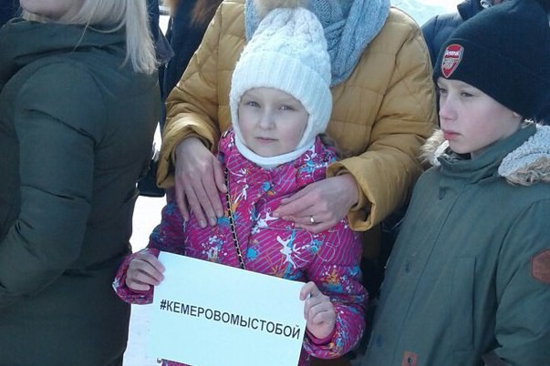 На Волжском бульваре в Кинешме почтили память погибших на пожаре в Кемерово фото 5