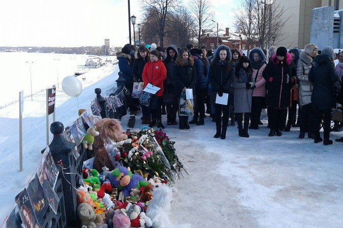 На Волжском бульваре в Кинешме почтили память погибших на пожаре в Кемерово фото 6