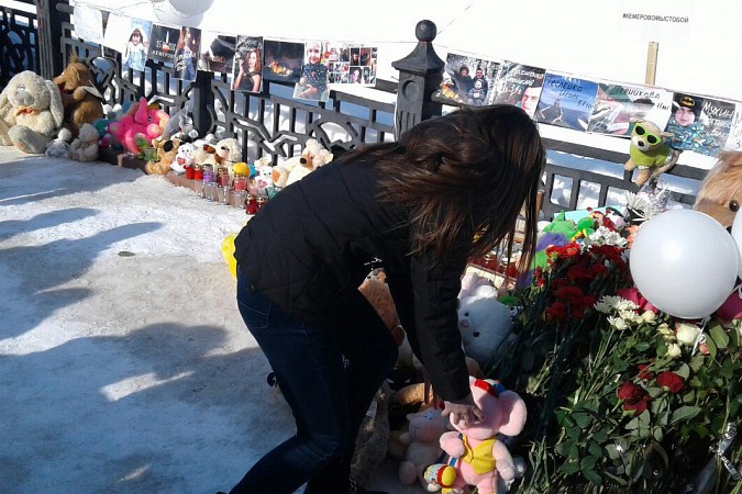 На Волжском бульваре в Кинешме почтили память погибших на пожаре в Кемерово фото 11