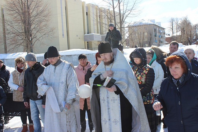 На Волжском бульваре в Кинешме почтили память погибших на пожаре в Кемерово фото 4
