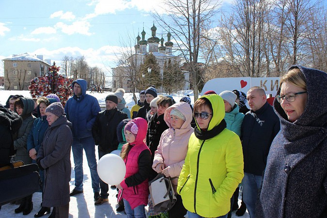 На Волжском бульваре в Кинешме почтили память погибших на пожаре в Кемерово фото 3