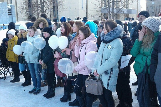 На Волжском бульваре в Кинешме почтили память погибших на пожаре в Кемерово фото 7