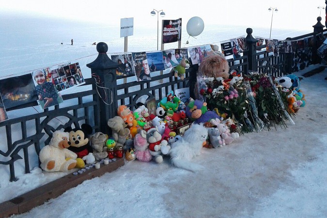 На Волжском бульваре в Кинешме почтили память погибших на пожаре в Кемерово фото 8