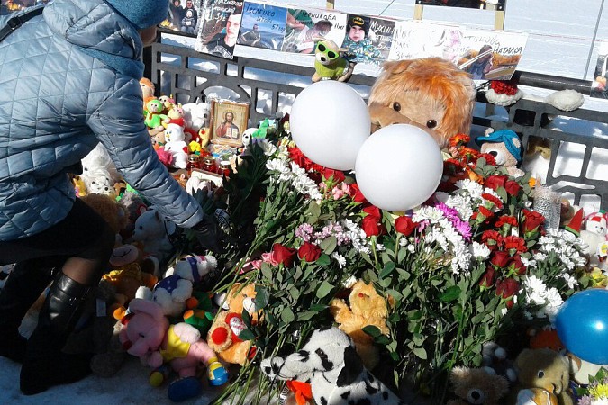 На Волжском бульваре в Кинешме почтили память погибших на пожаре в Кемерово фото 12