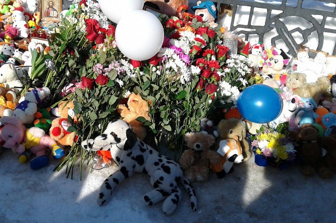 На Волжском бульваре в Кинешме почтили память погибших на пожаре в Кемерово фото 13