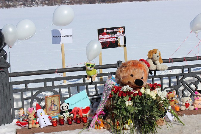 На Волжском бульваре в Кинешме почтили память погибших на пожаре в Кемерово фото 2