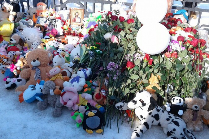 На Волжском бульваре в Кинешме почтили память погибших на пожаре в Кемерово фото 10