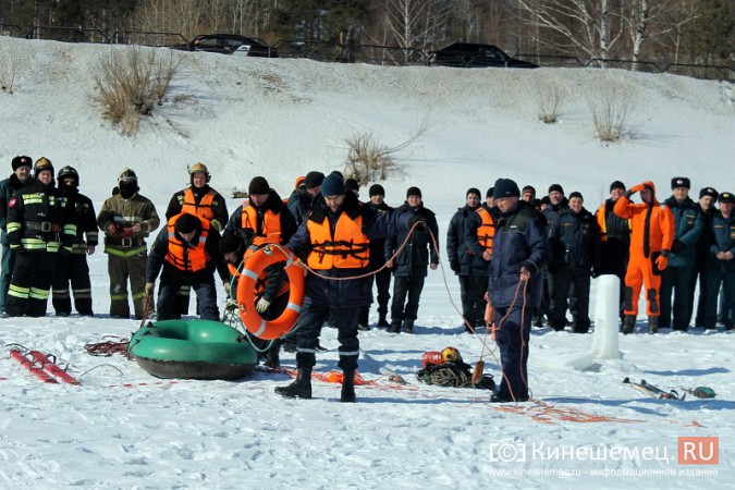В Кинешме прошли учения по спасению людей на льду фото 28