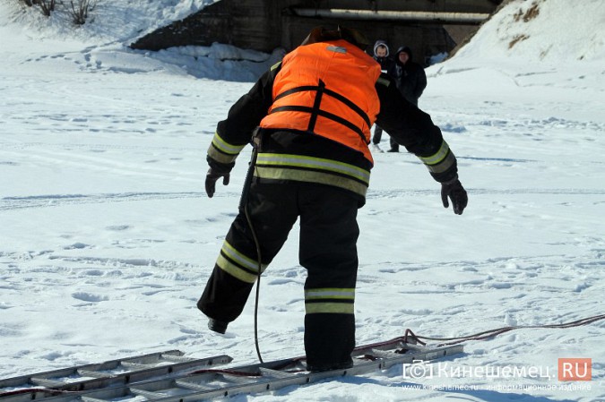 В Кинешме прошли учения по спасению людей на льду фото 24