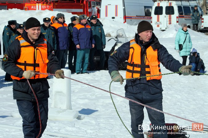 В Кинешме прошли учения по спасению людей на льду фото 36