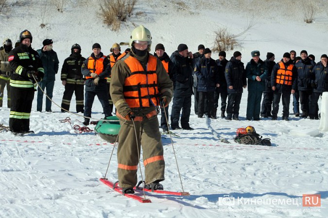 В Кинешме прошли учения по спасению людей на льду фото 30