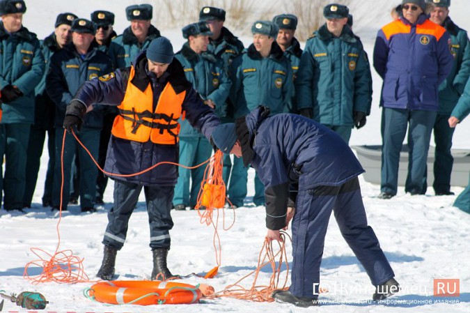 В Кинешме прошли учения по спасению людей на льду фото 29