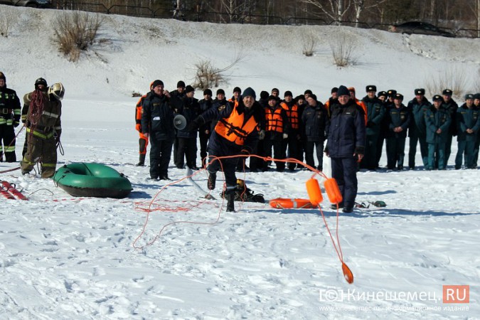 В Кинешме прошли учения по спасению людей на льду фото 26