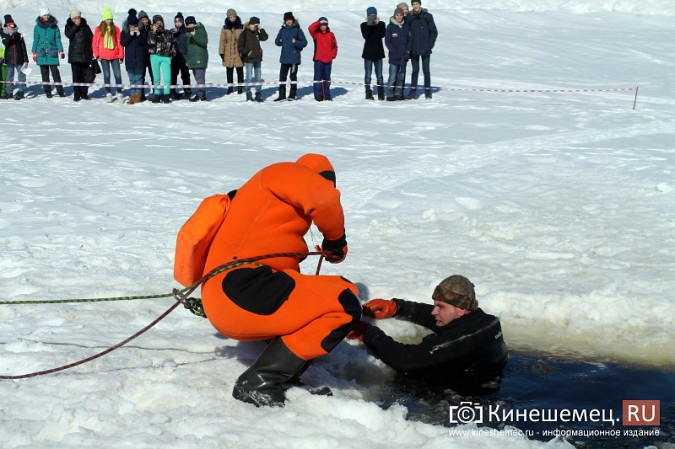 В Кинешме прошли учения по спасению людей на льду фото 44