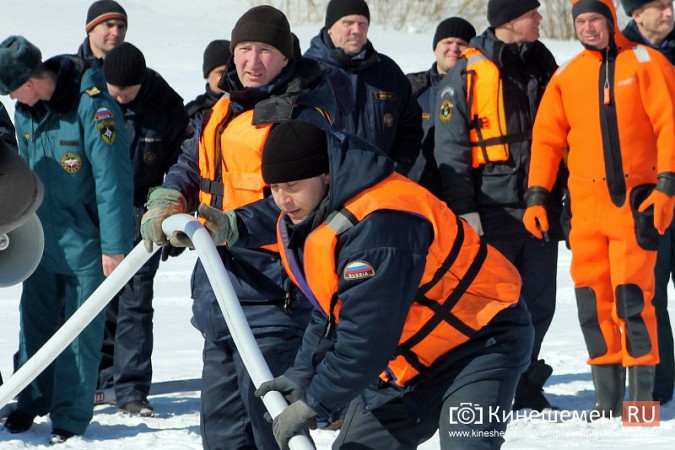 В Кинешме прошли учения по спасению людей на льду фото 40