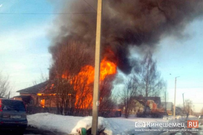 В Кинешме горит дом, в котором накануне умер хозяин фото 4