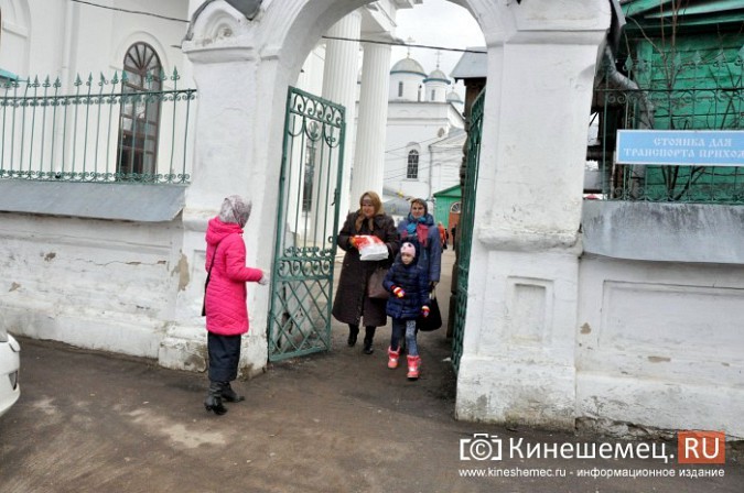 В кинешемских храмах в Великую субботу освящают куличи и яйца фото 21