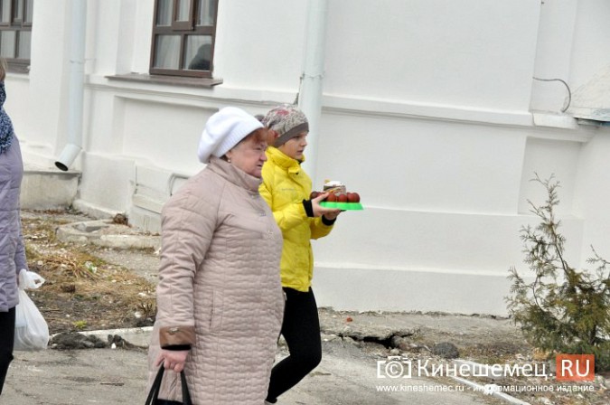 В кинешемских храмах в Великую субботу освящают куличи и яйца фото 20