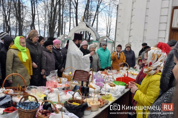 В кинешемских храмах в Великую субботу освящают куличи и яйца фото 13