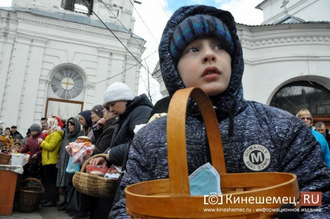 В кинешемских храмах в Великую субботу освящают куличи и яйца фото 12