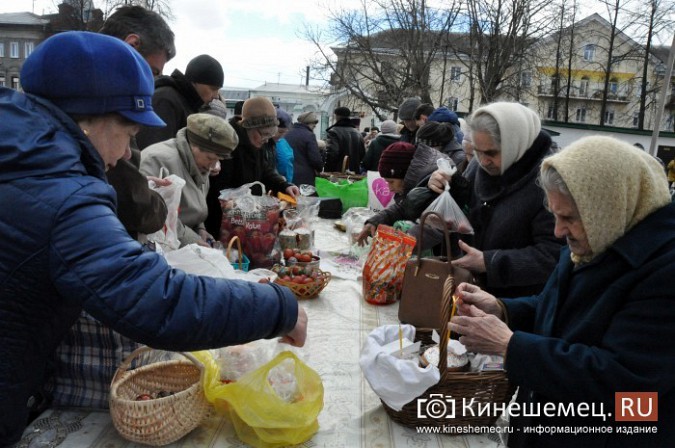 В кинешемских храмах в Великую субботу освящают куличи и яйца фото 17