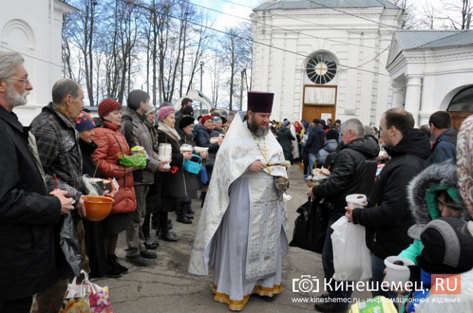 В кинешемских храмах в Великую субботу освящают куличи и яйца фото 16