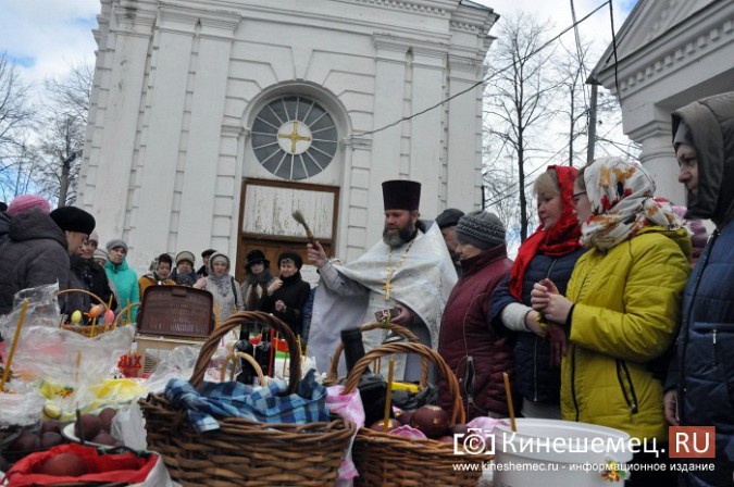 В кинешемских храмах в Великую субботу освящают куличи и яйца фото 14