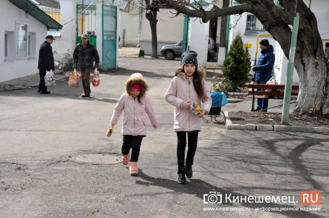 В кинешемских храмах в Великую субботу освящают куличи и яйца фото 3