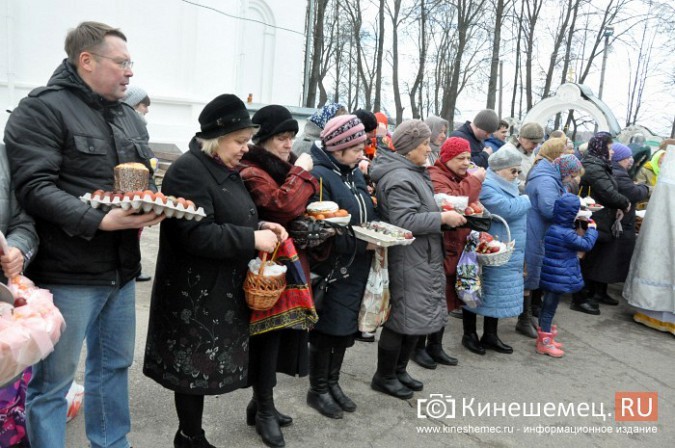 В кинешемских храмах в Великую субботу освящают куличи и яйца фото 11