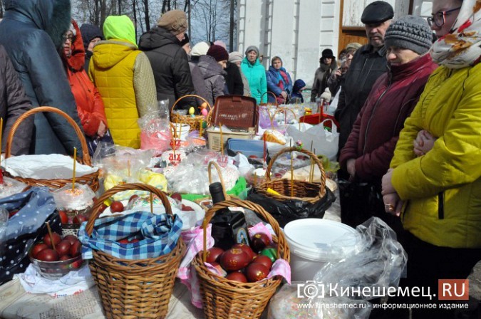 В кинешемских храмах в Великую субботу освящают куличи и яйца фото 2