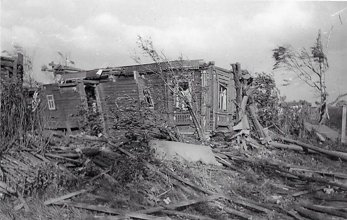 Торнадо в считанные минуты разрушает деревенский дом (Ивановская область, 1984)