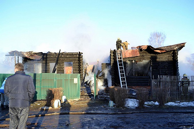 Большой дом в Наволоках поглотил огонь пожара фото 2