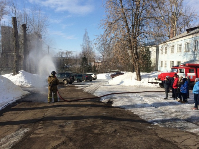Школьники в Заволжске примерили пожарную форму фото 2