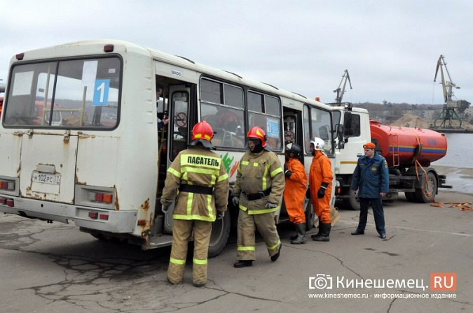 В Кинешме автобус с 20 пассажирами «столкнулся» с бензовозом фото 2
