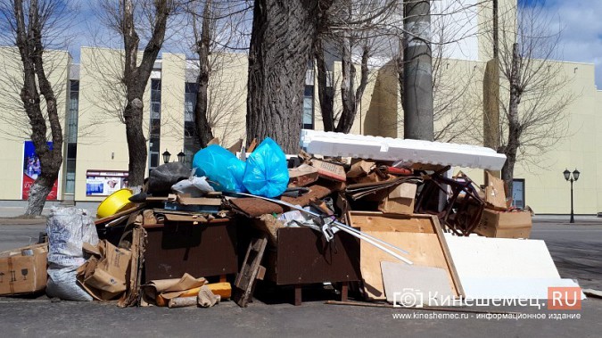 Под стены кинешемского театра жители поднесли огромную кучу мусора фото 3