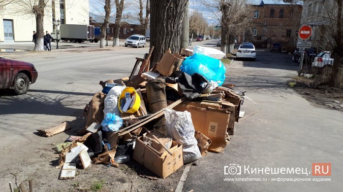 Под стены кинешемского театра жители поднесли огромную кучу мусора фото 4