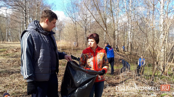 Кинешемская молодежь прибралась возле «Нардома» фото 4