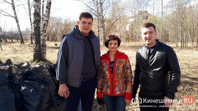 Кинешемская молодежь прибралась возле «Нардома» фото 7