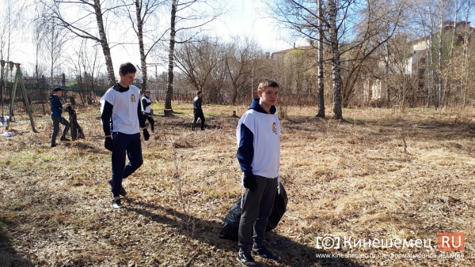 Кинешемская молодежь прибралась возле «Нардома» фото 2