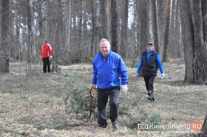На уборку парка в Кинешме вышли коллективы спортивных школ фото 8
