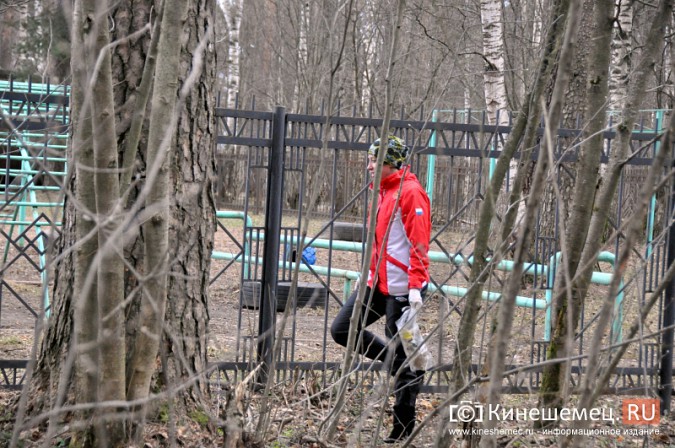 На уборку парка в Кинешме вышли коллективы спортивных школ фото 14