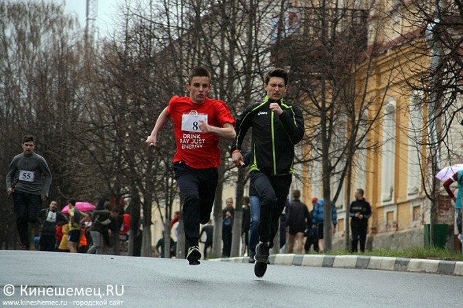 По центру Кинешмы бежали участники легкоатлетической эстафеты фото 13