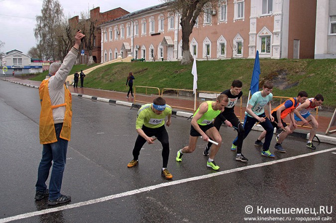 По центру Кинешмы бежали участники легкоатлетической эстафеты фото 23