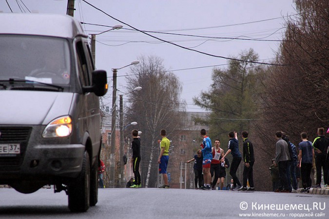 По центру Кинешмы бежали участники легкоатлетической эстафеты фото 12
