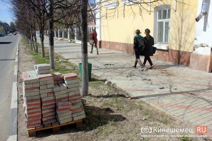 В Кинешме начали разрушаться тротуары, отремонтированные в 2017 году на федеральные средства фото 7