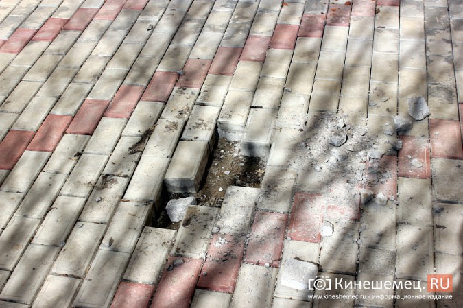 В Кинешме начали разрушаться тротуары, отремонтированные в 2017 году на федеральные средства фото 4