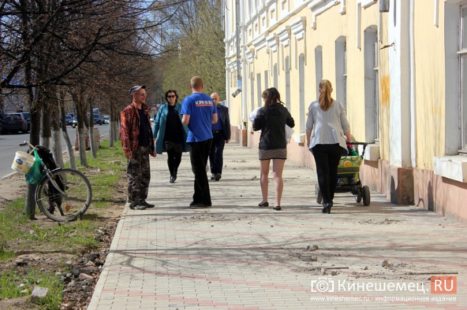 В Кинешме начали разрушаться тротуары, отремонтированные в 2017 году на федеральные средства фото 12